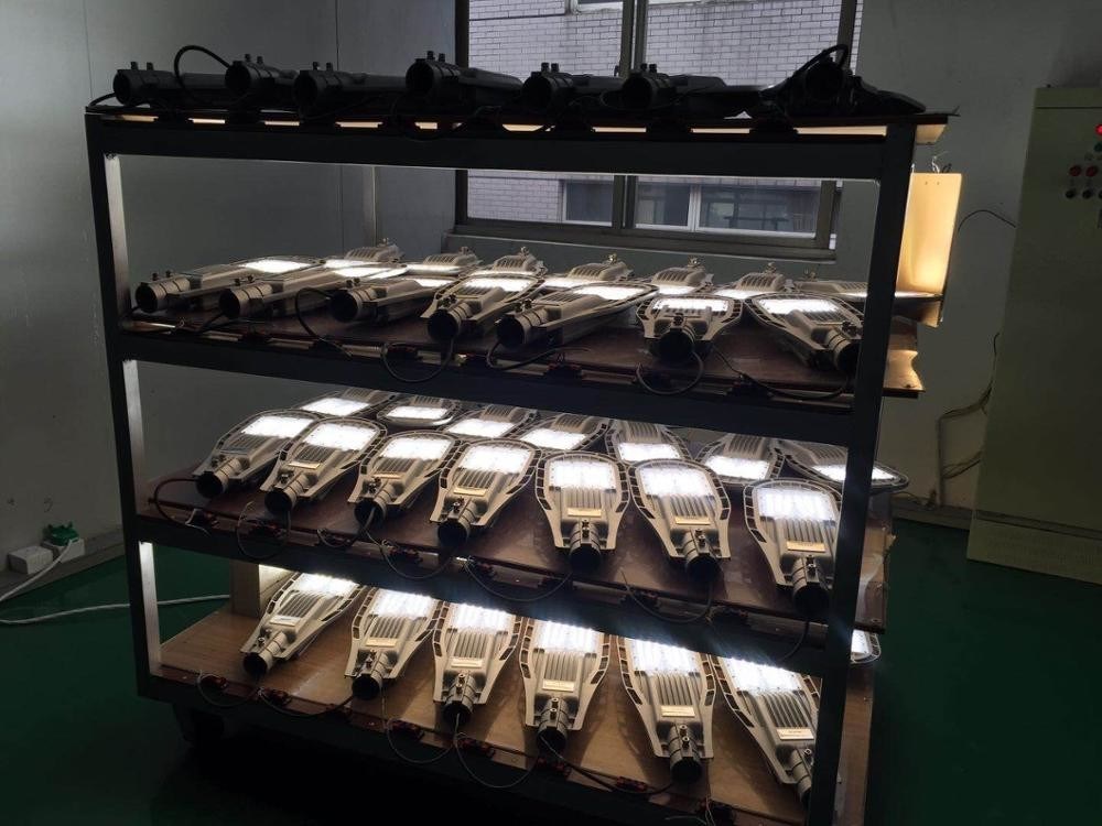95% Transmittance Intelligent Solar Street Light 50000hrs Lifespan 5 Years Warranty